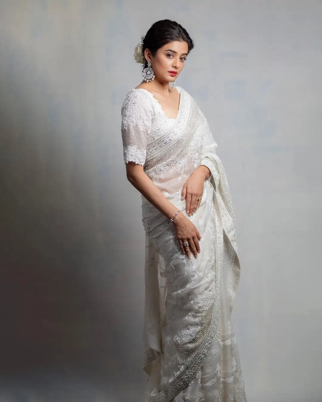 Priyamani In South Indian Traditional White Saree Blouse